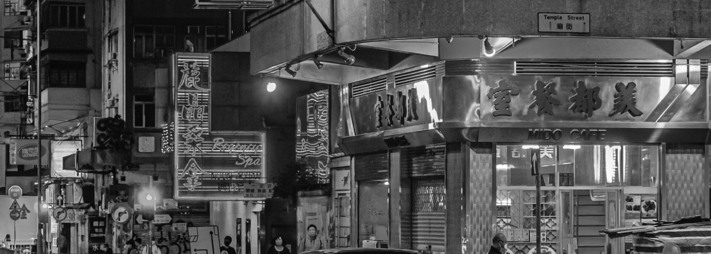 Imagen en blanco y negro de una ciudad asiática